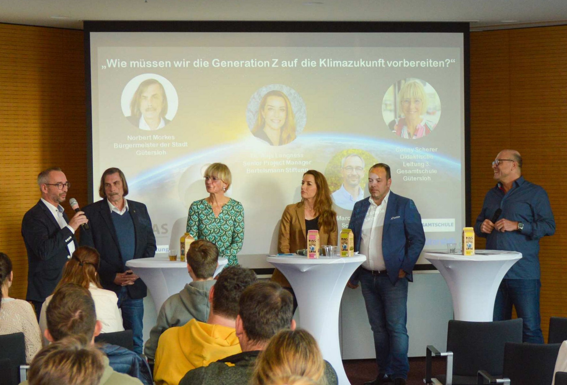 Podiumsdiskussion mit sechs Personen